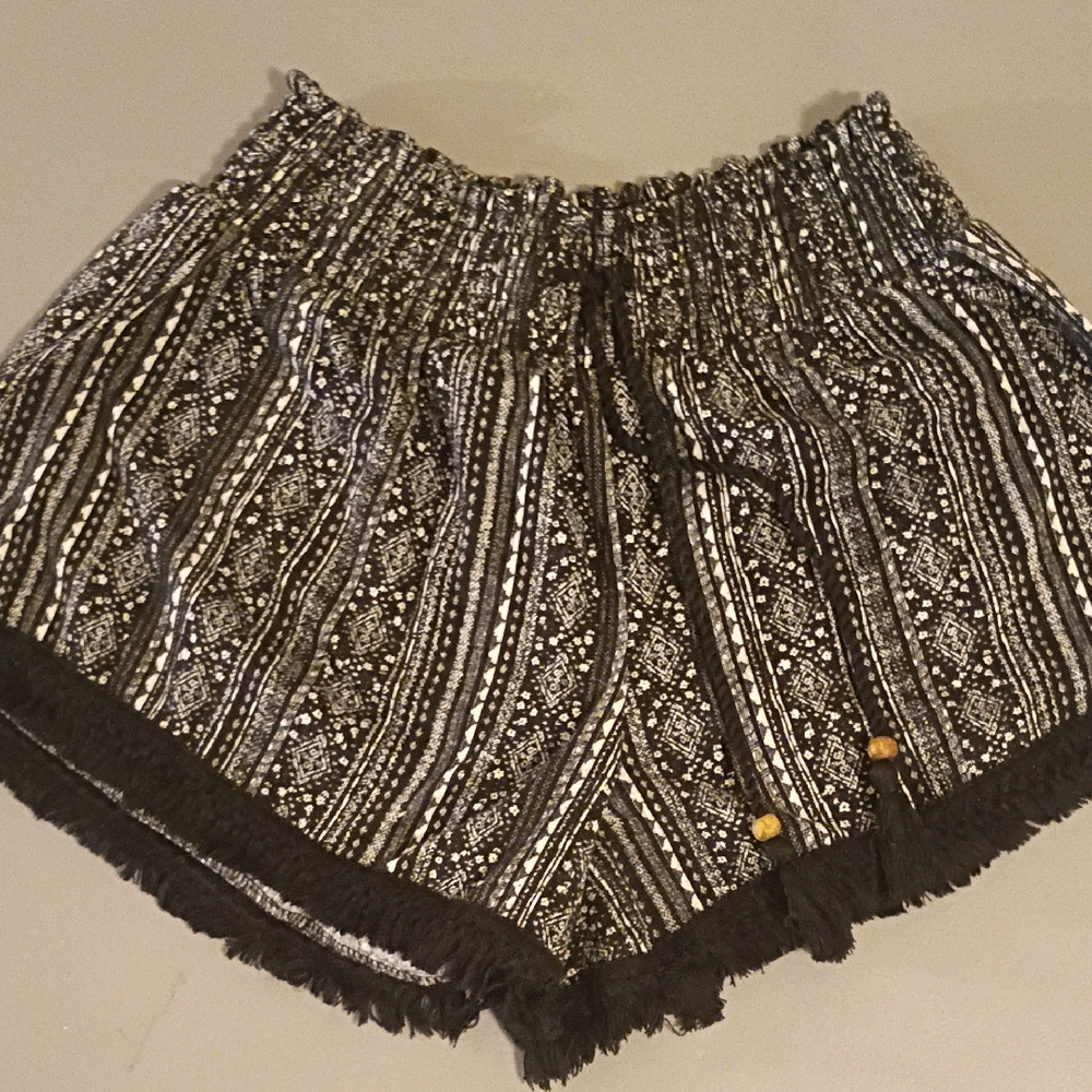 Women's No Boundaries Black and White Tribal Print High Waist Shorts SizeM(7-9)